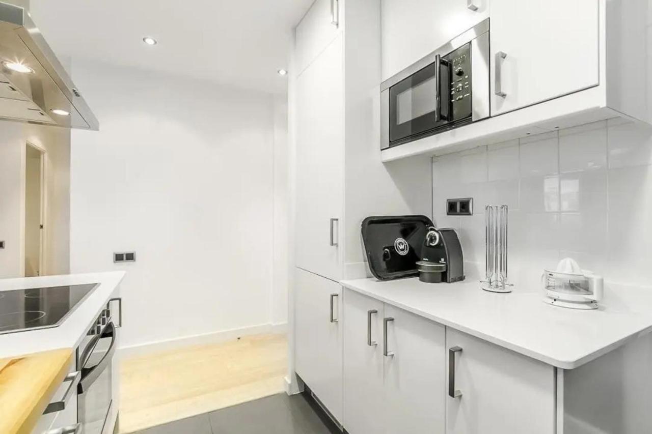 51Sam1021 - Modern Apartment Near Montjuic Барселона Екстер'єр фото